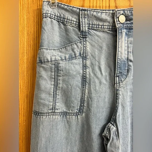 Level 99 Anthropologie light wash - Picture 2 of 9